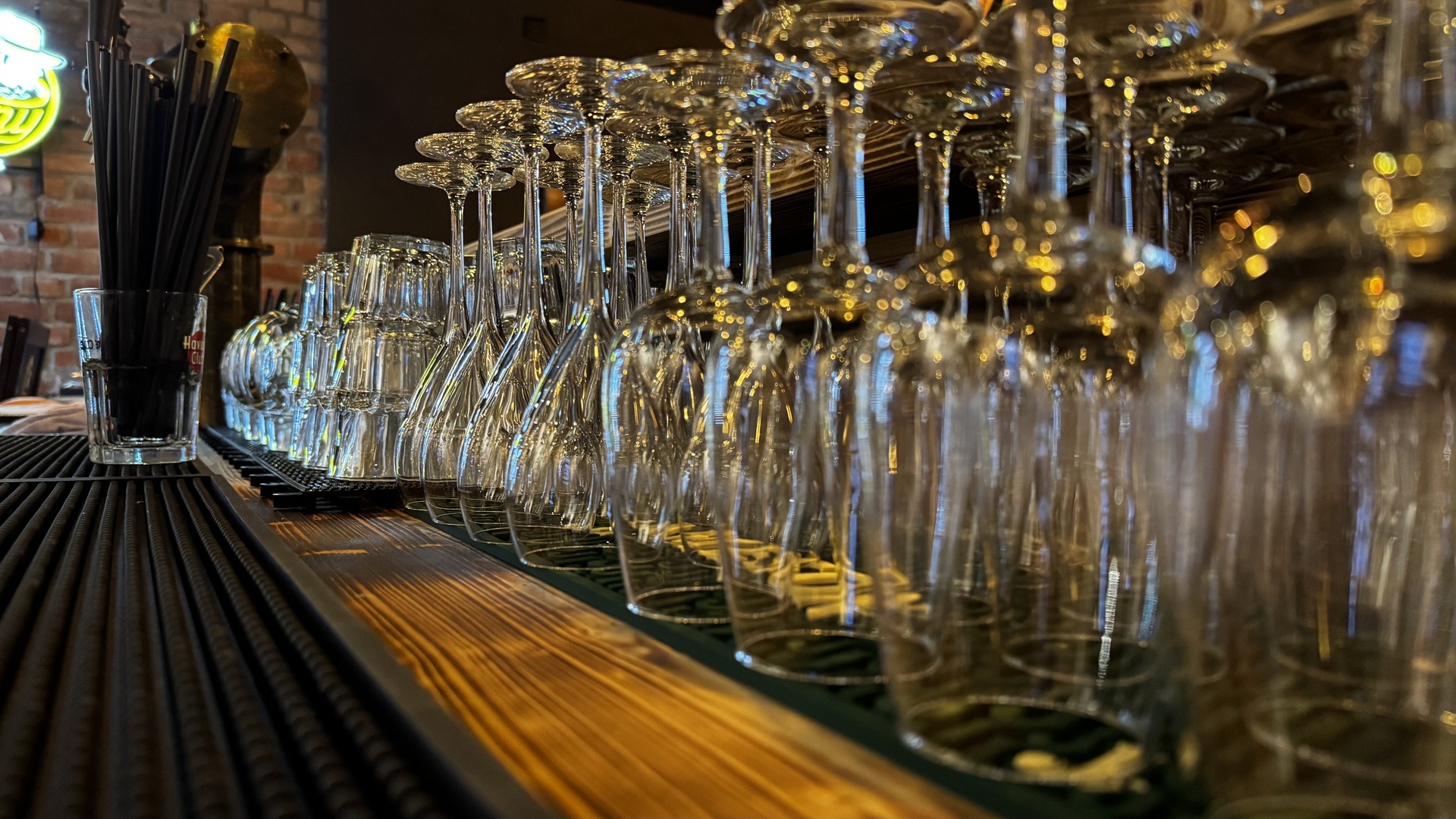 Aufgereihte Gläser an der Bar im Bärehöhli