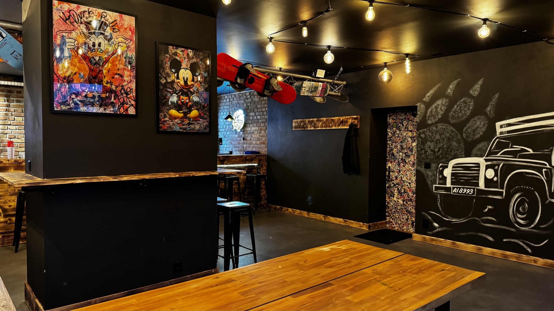 Lounge im Bärehöhli mit Graffiti-Kunst und Bärentatze an der Wand