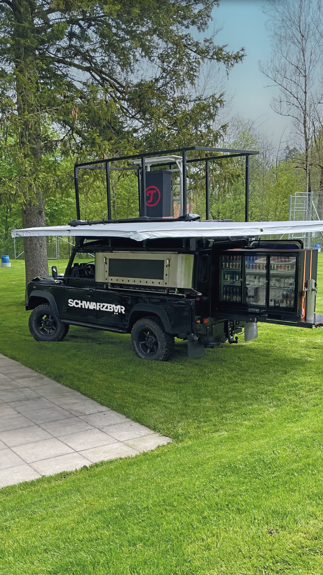 Der Schwarzbär – die fahrbare Bar vom Bärehöhli, ein umgebauter Land Rover Defender